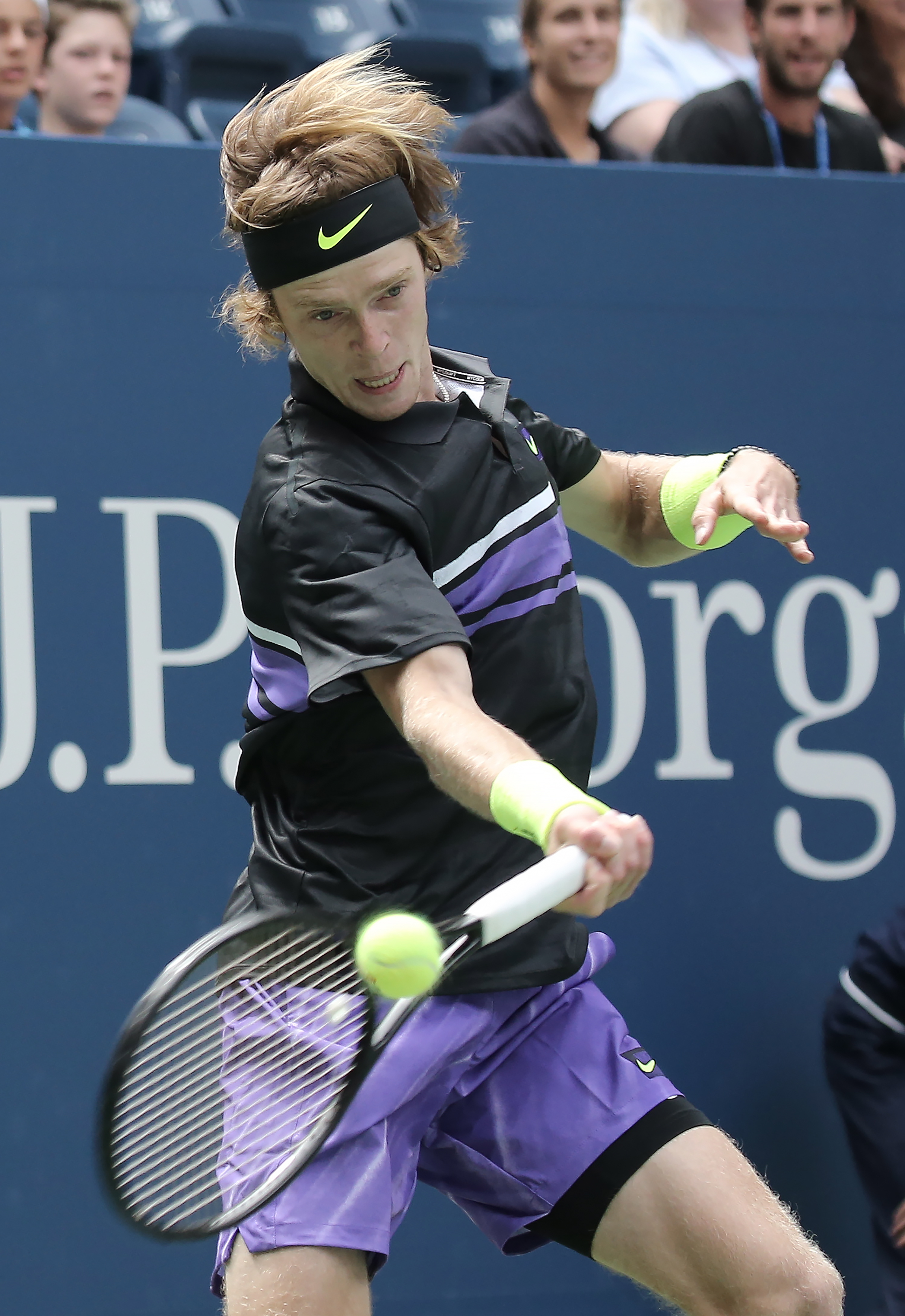 爱游戏官方-美网完胜年终总决赛，西西帕斯统治全场